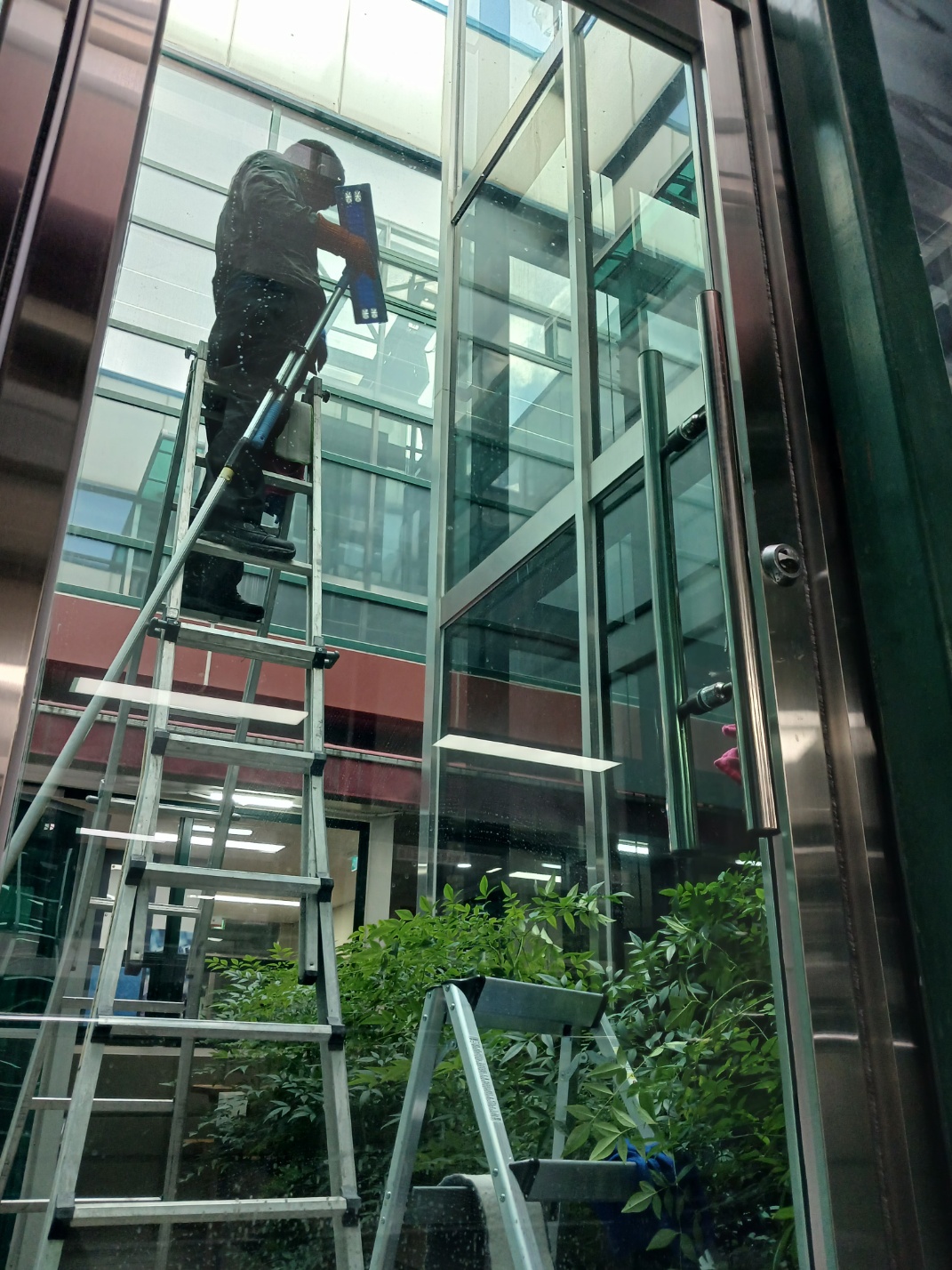 관리동 및 홍보관 외벽, 바닥 청소 작업 첨부 이미지