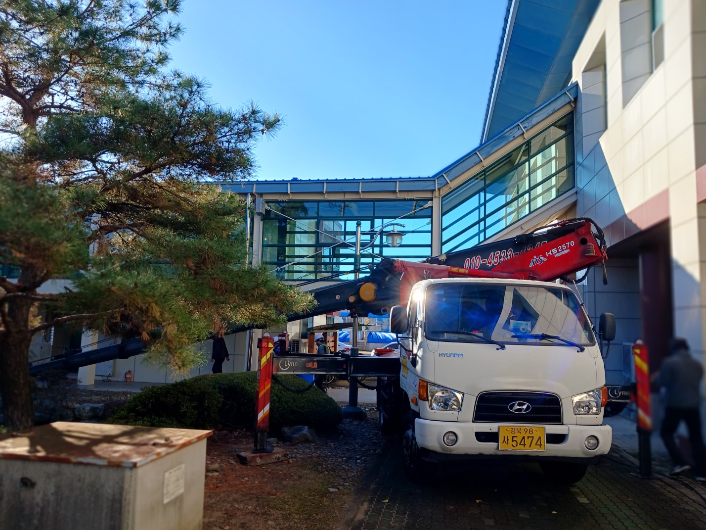 관리동 및 홍보관 외벽, 바닥 청소 작업 첨부 이미지