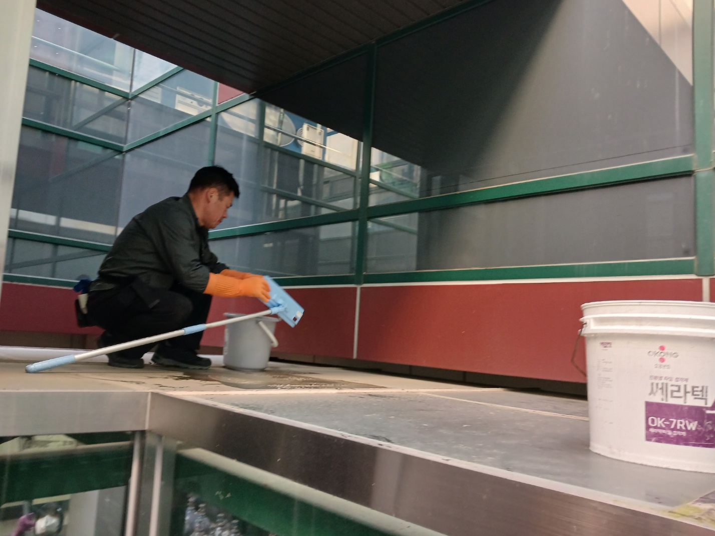 관리동 및 홍보관 외벽, 바닥 청소 작업 첨부 이미지